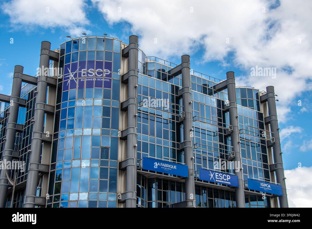 Vista esterna dell'edificio che ospita l'ESCP Business School (campus Champerret), una scuola di economia francese leader e 'grande école', Parigi, Francia Foto Stock