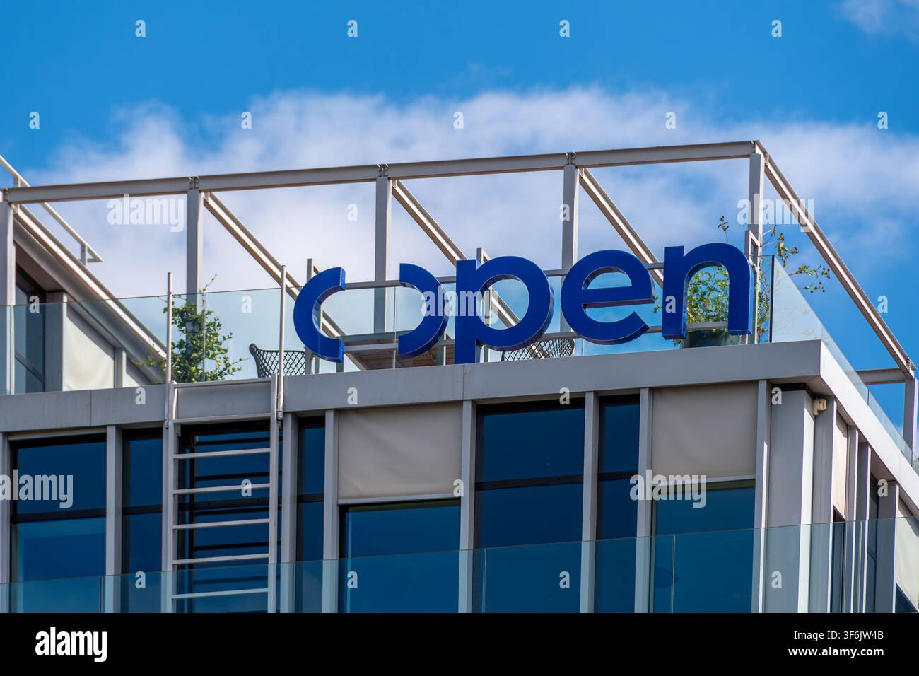 Insegna e logo sulla sede di OPEN, un'azienda francese di servizi digitali specializzata in consulenza ingegneristica e integrazione di sistemi IT Foto Stock