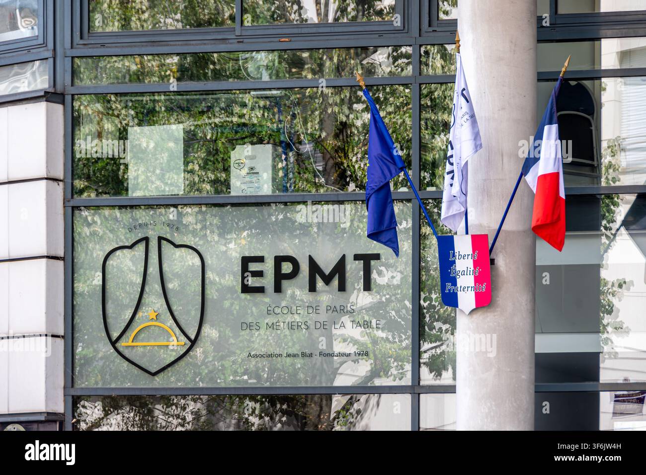Insegna e logo dell'Ecole de Paris des Métiers de la Table (EPMT), una scuola francese di formazione lavoro specializzata in ospitalità e arti culinarie Foto Stock