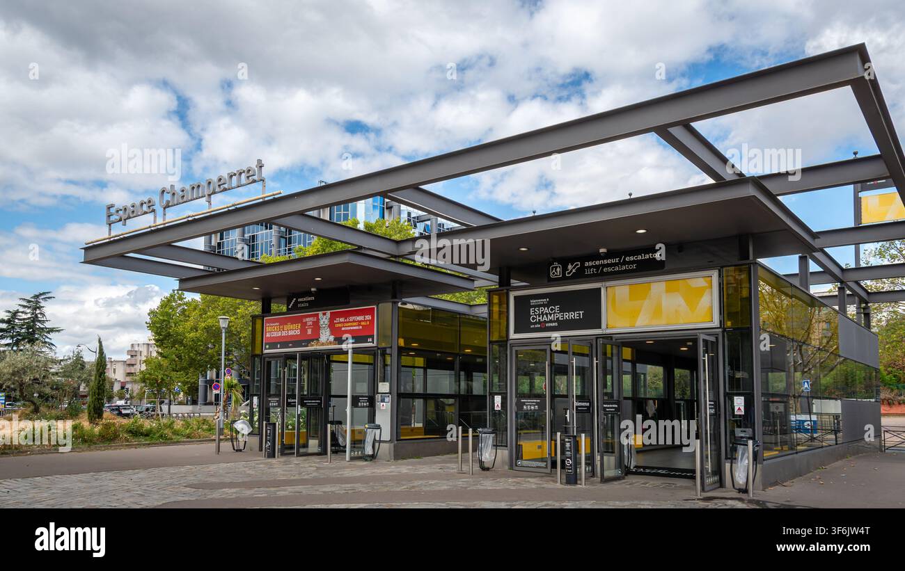 Ingresso all'Espace Champerret, un complesso multi-sala situato vicino alla Porte de Champerret che ospita congressi, convegni, mostre e fiere Foto Stock