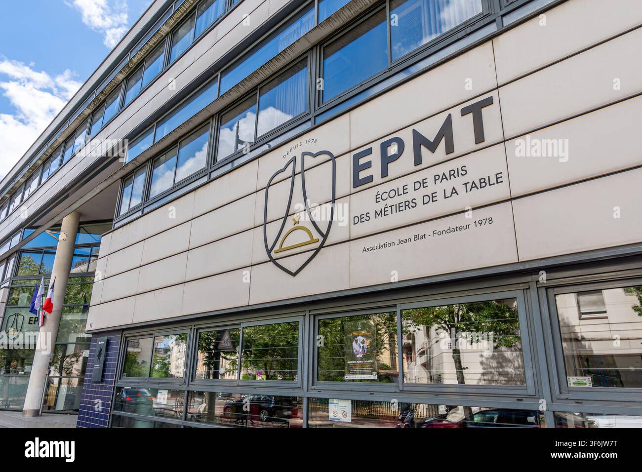 Insegna e logo dell'Ecole de Paris des Métiers de la Table (EPMT), una scuola francese di formazione lavoro specializzata in ospitalità e arti culinarie Foto Stock