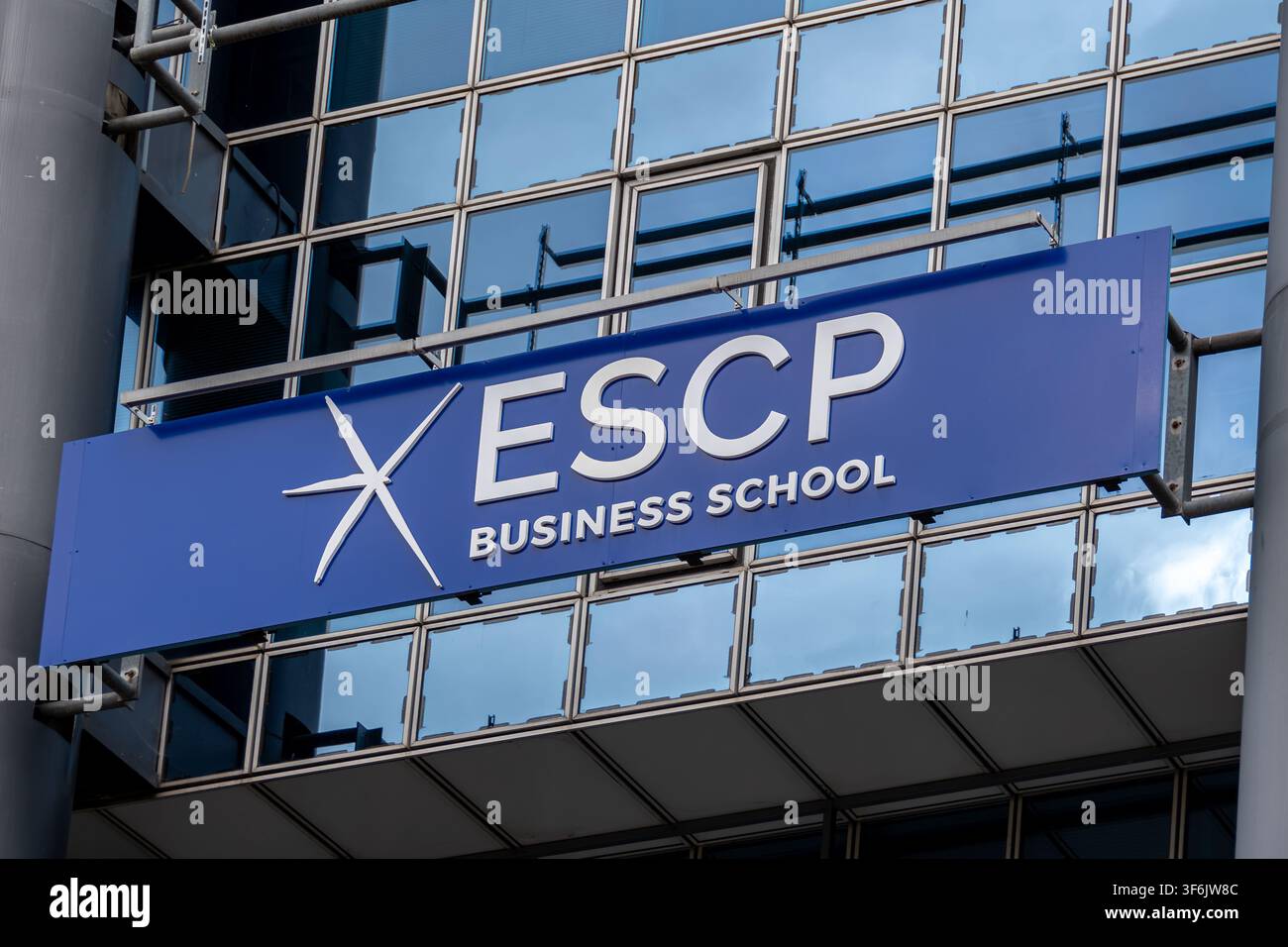 Insegna e logo sull'edificio che ospita l'ESCP Business School (campus Champerret), una rinomata scuola di economia francese e 'grande école', Parigi, Francia Foto Stock