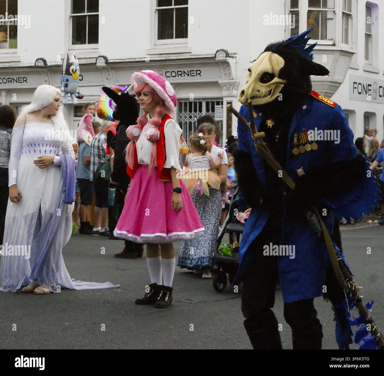 Carnevale annuale dell'Isle of Wight a Newport High St. Gruppi teatrali e atti solisti 'Black Sheep'; Fantasmi e personaggi di film. Foto Stock