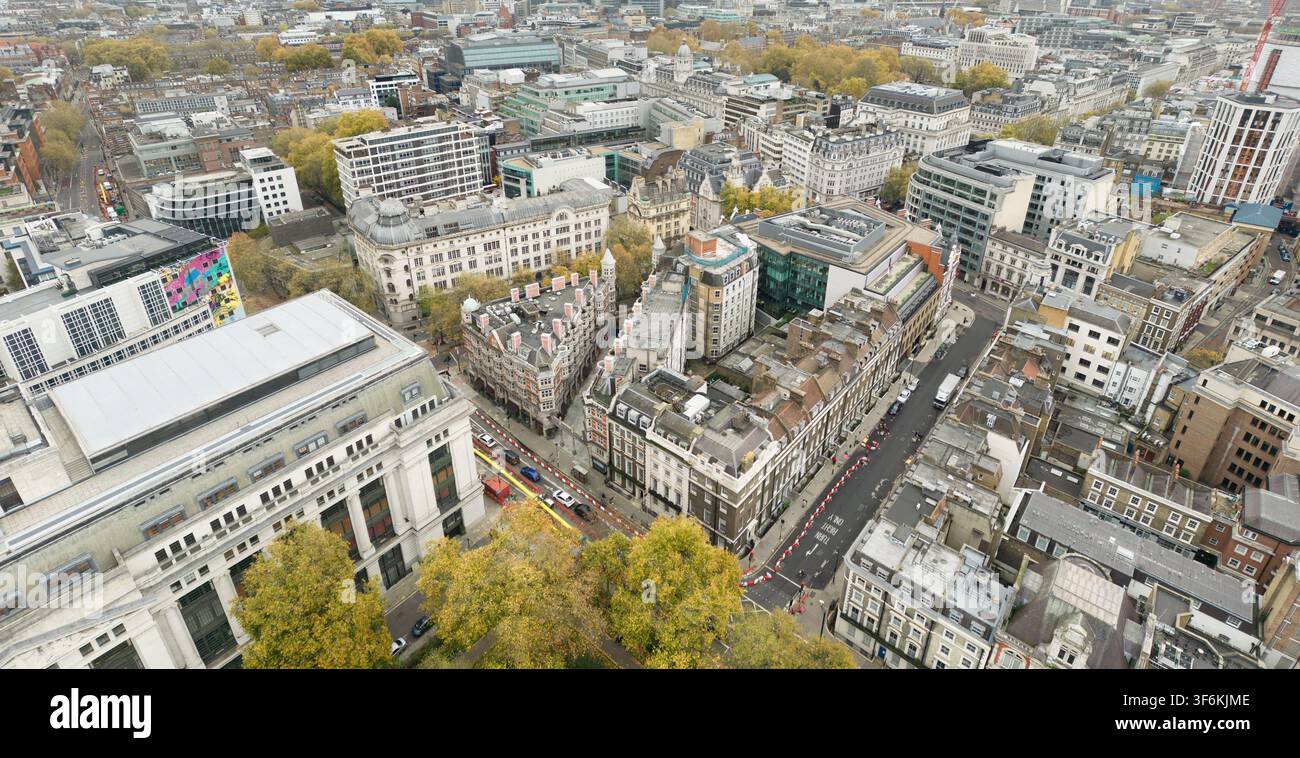 Vista aerea di Holborn, nel centro di Londra, che mostra lo storico Staple Inn all'incrocio di High Holborn in mezzo al traffico urbano intenso. Foto Stock