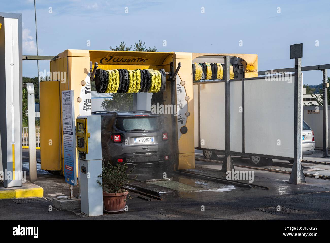 Complesso robotico WashTec Varius per il lavaggio automatico dei veicoli. Attrezzatura a portale modernizzata per il servizio rapido stradale e la manutenzione dei trasporti. Foto Stock