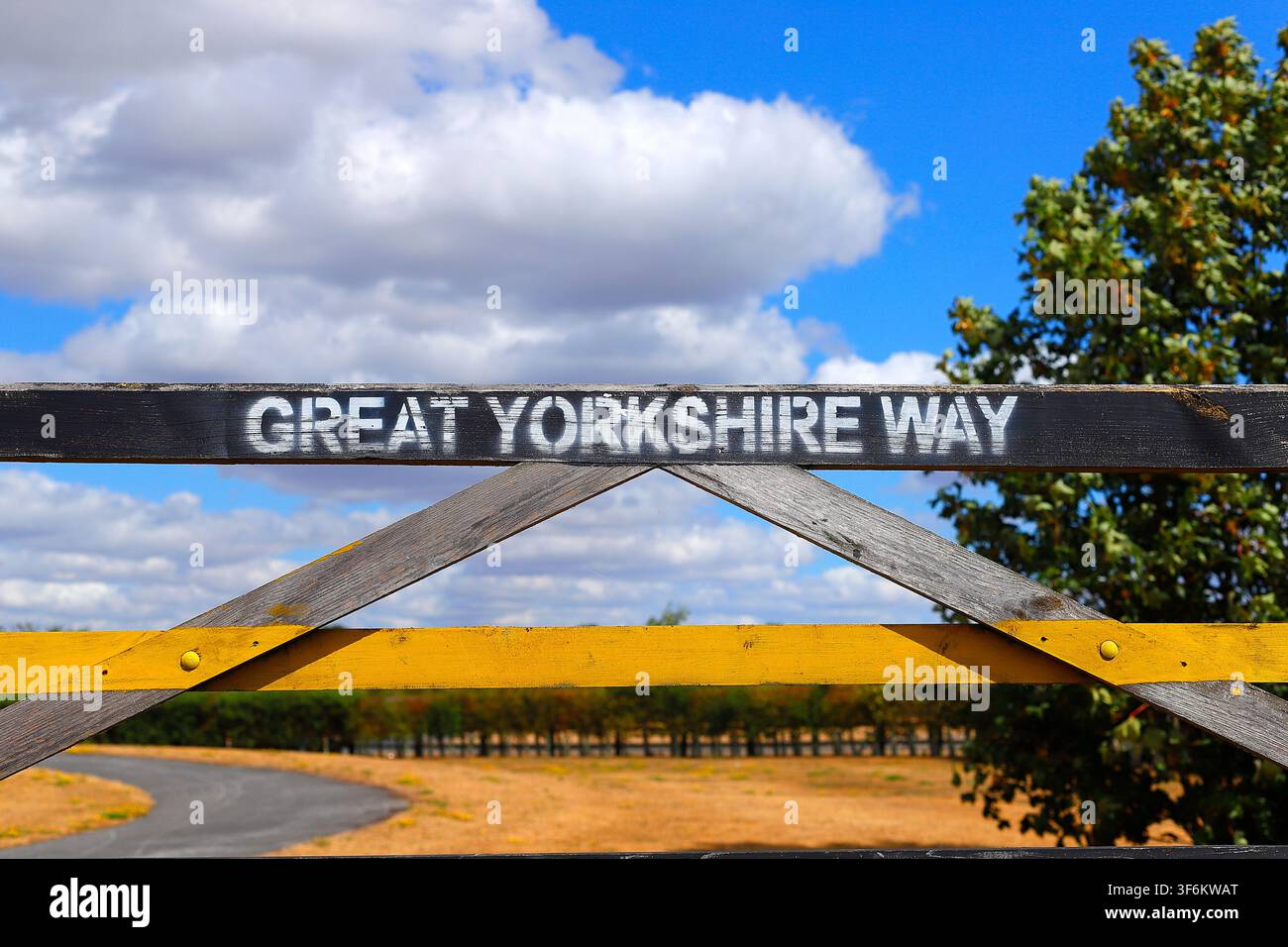 Un cancello di legno etichettato come "Great Yorkshire Way" si trova accanto alla grande scultura a forma di "Y" a Doncaster, South Yorkshire, Regno Unito Foto Stock