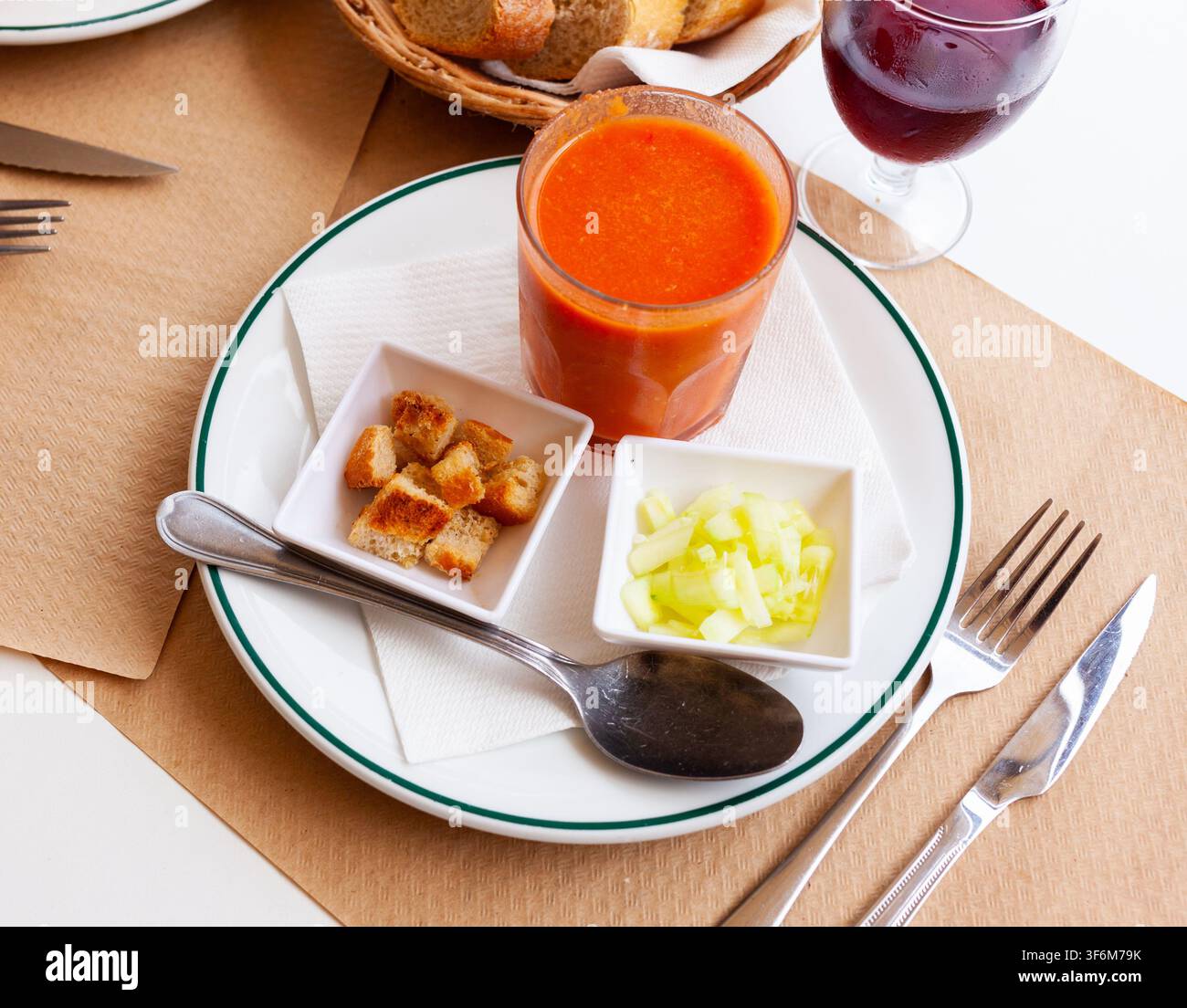 Rinfrescante zuppa di pomodoro in purea con pane tostato e cetrioli Foto Stock