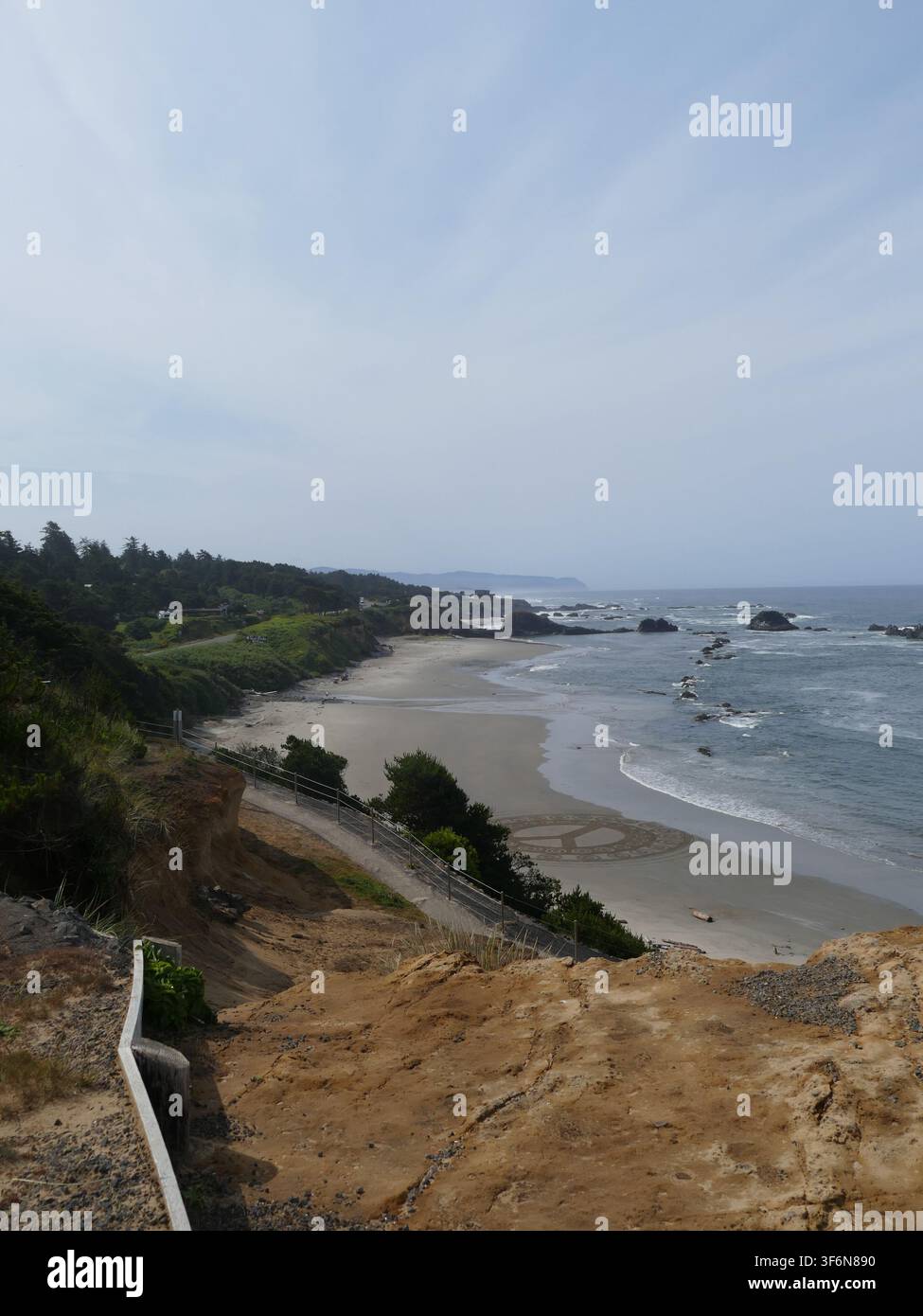 , Seal Rock, vicino a Newport, Oregon Panorama aereo che cattura la costa drammatica, la riva sabbiosa, le scogliere rocciose, lo schianto del Seal Rock State Recreation Site Foto Stock
