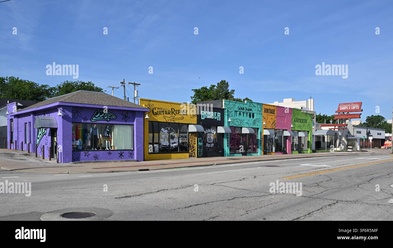 Una fila di vetrine di negozi dipinte in modo colorato sulla Route 66 a Tulsa, OK   Looped, Tulsa Guitar Repair, Route 66 Barber Shop, Colour Studios Tattoo Foto Stock