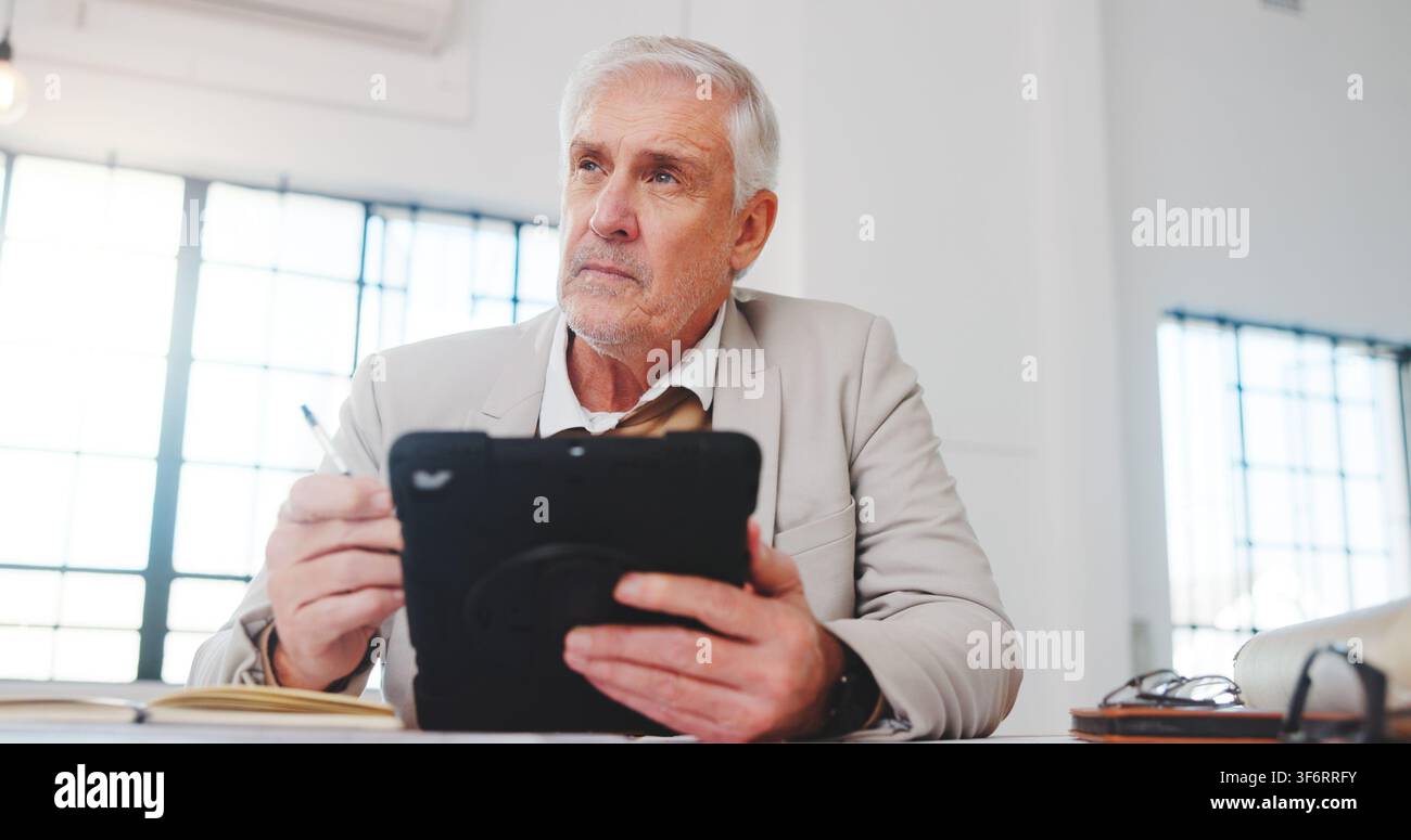 Uomo pensieroso e quaderno in ufficio con tablet, ricerca e decisione di prezzo per immobili. Agente immobiliare maturo, appunti o idee sul posto di lavoro con tecnologia Foto Stock