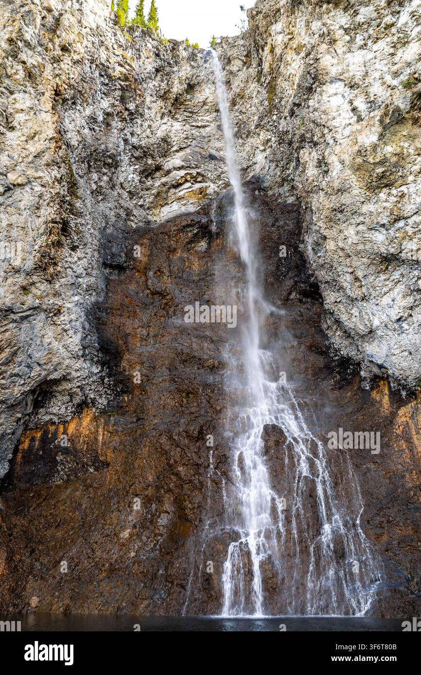 Alta cascata a cascata si getta attraverso scogliere boschive alle Fairy Falls nello Yellowstone National Park Foto Stock