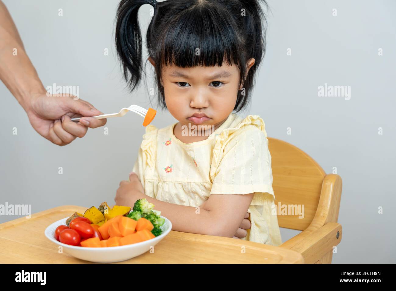 I bambini si confondono per mangiare verdure, sapore amaro, odore particolare, aspetto poco attraente, bruciare le verdure dal piatto, rifiuto, nutrizione e. Foto Stock