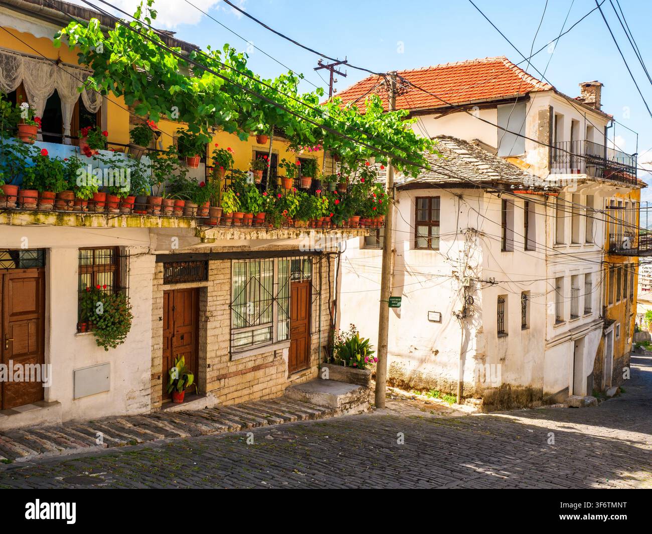 Il centro storico ottomano - Gjirokaster, Albania Foto Stock
