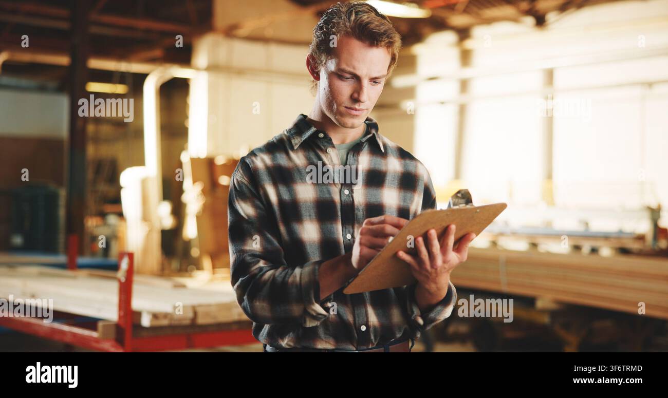 Uomo, falegname o lista di controllo con clipboard in magazzino per la produzione di legno o l'ispezione delle scorte. Persona maschile, falegnameria o lista con scorta per Foto Stock