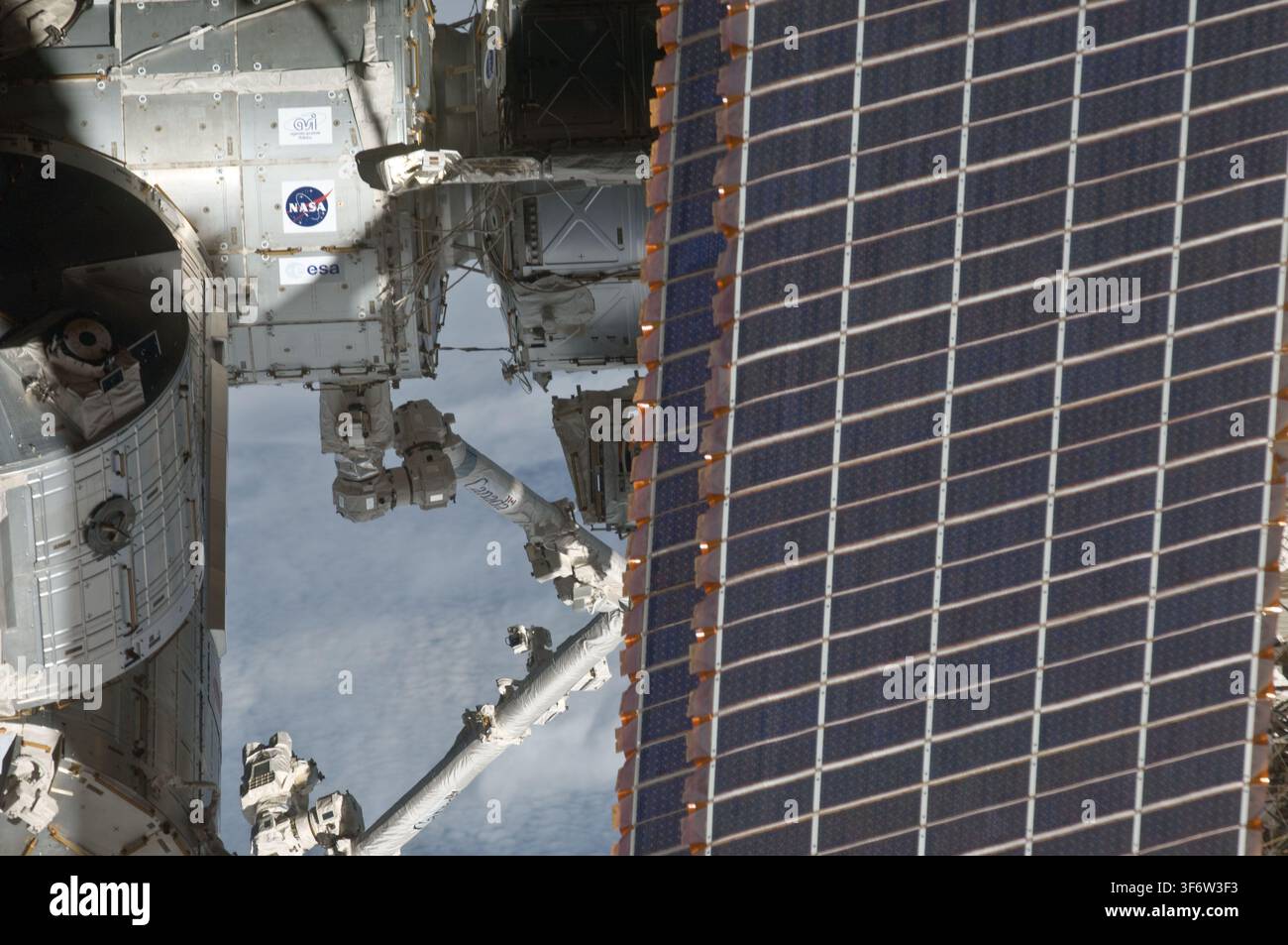 Una vista panoramica del Node 2 e del Canadarm2, scattata durante la missione STS-135 del programma dello Space Shuttle. Foto Stock