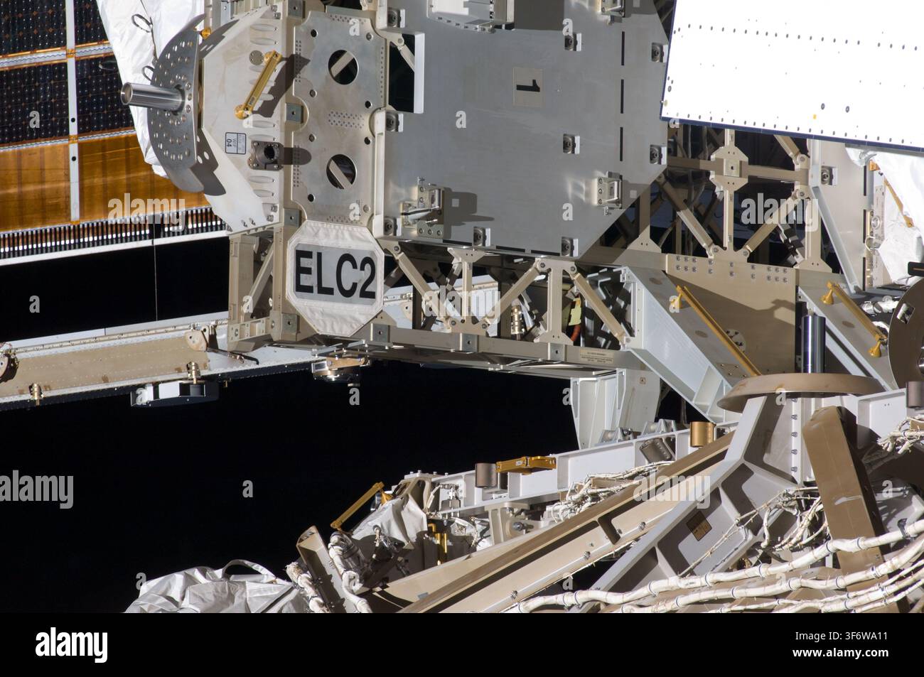 Il S3 Truss e l'ELC-2, fotografati durante la missione STS-135 del programma della navetta spaziale. Foto Stock