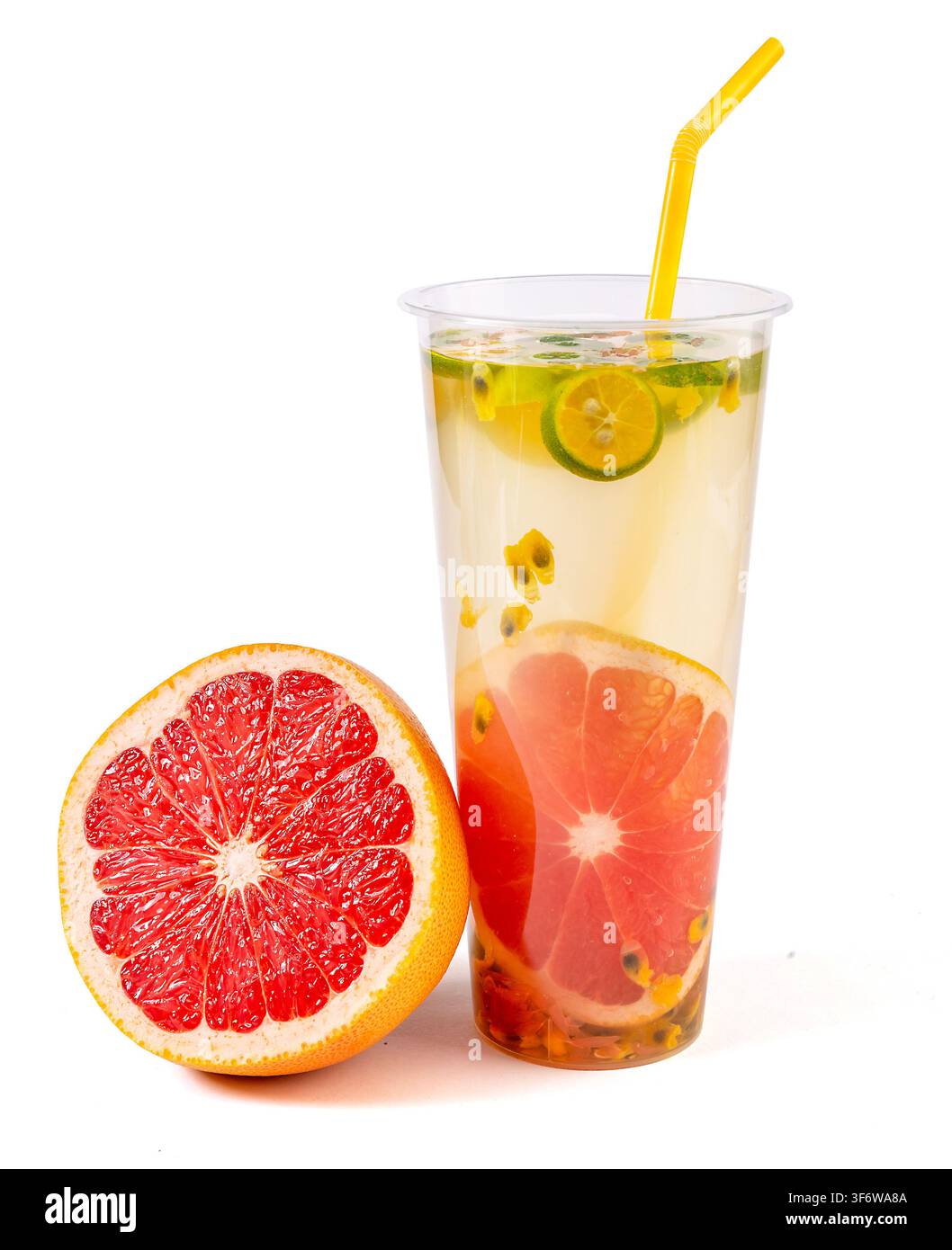 Tè freddo al pompelmo e frutto della passione con fette di lime Foto Stock