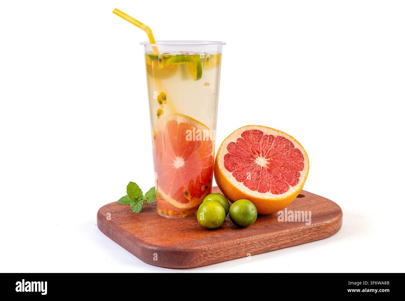 Tè freddo al pompelmo e frutto della passione con fette di lime Foto Stock