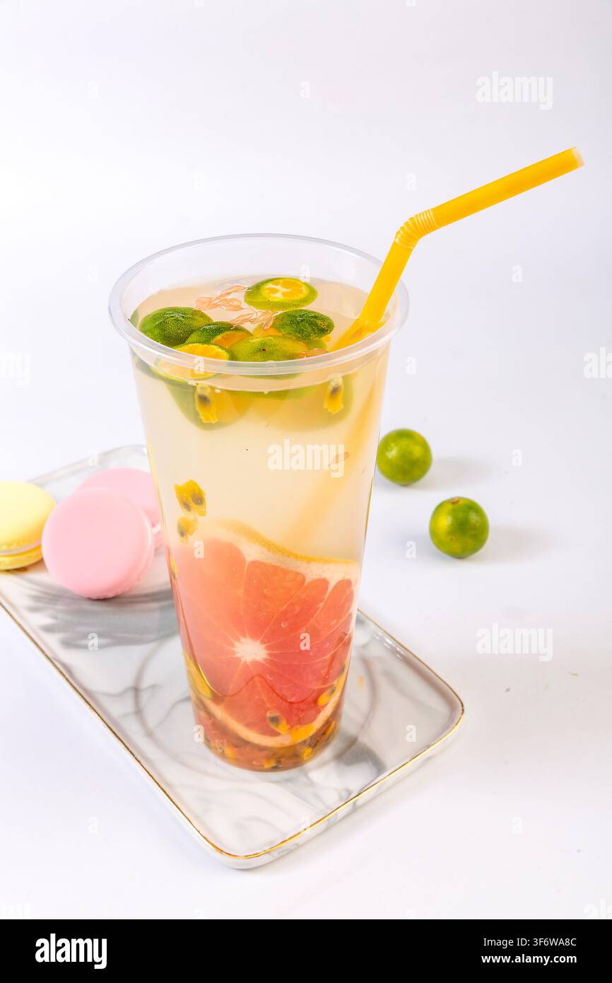 Tè freddo al pompelmo e frutto della passione con fette di lime Foto Stock