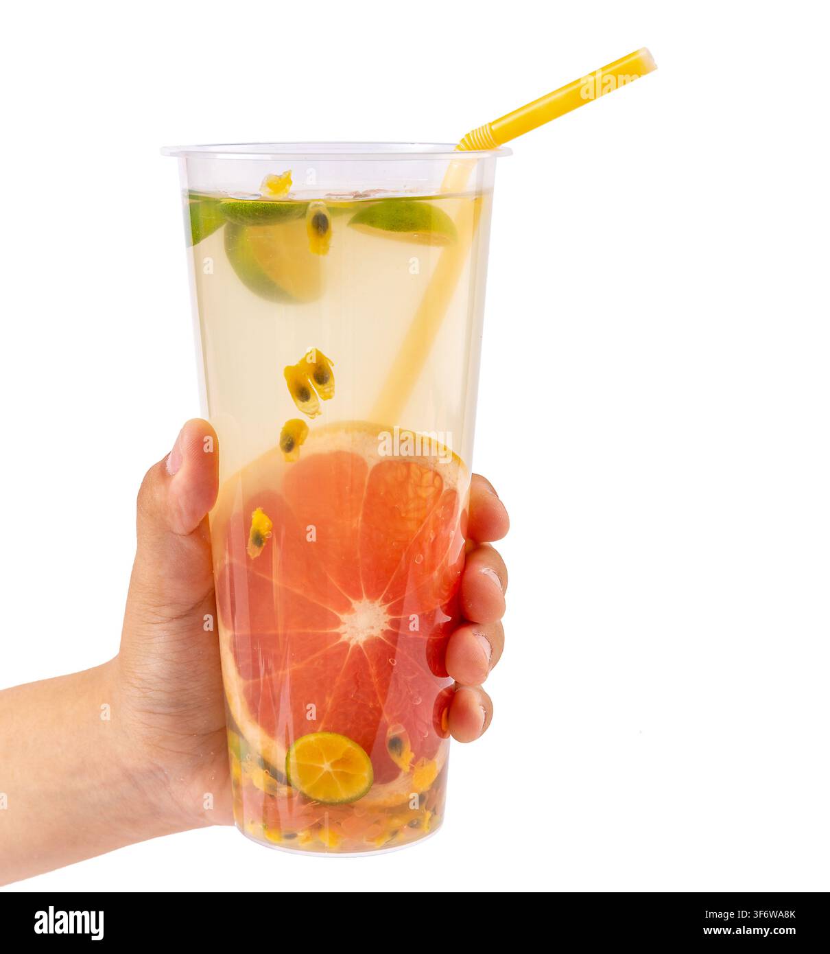 Tè freddo al pompelmo e frutto della passione con fette di lime Foto Stock