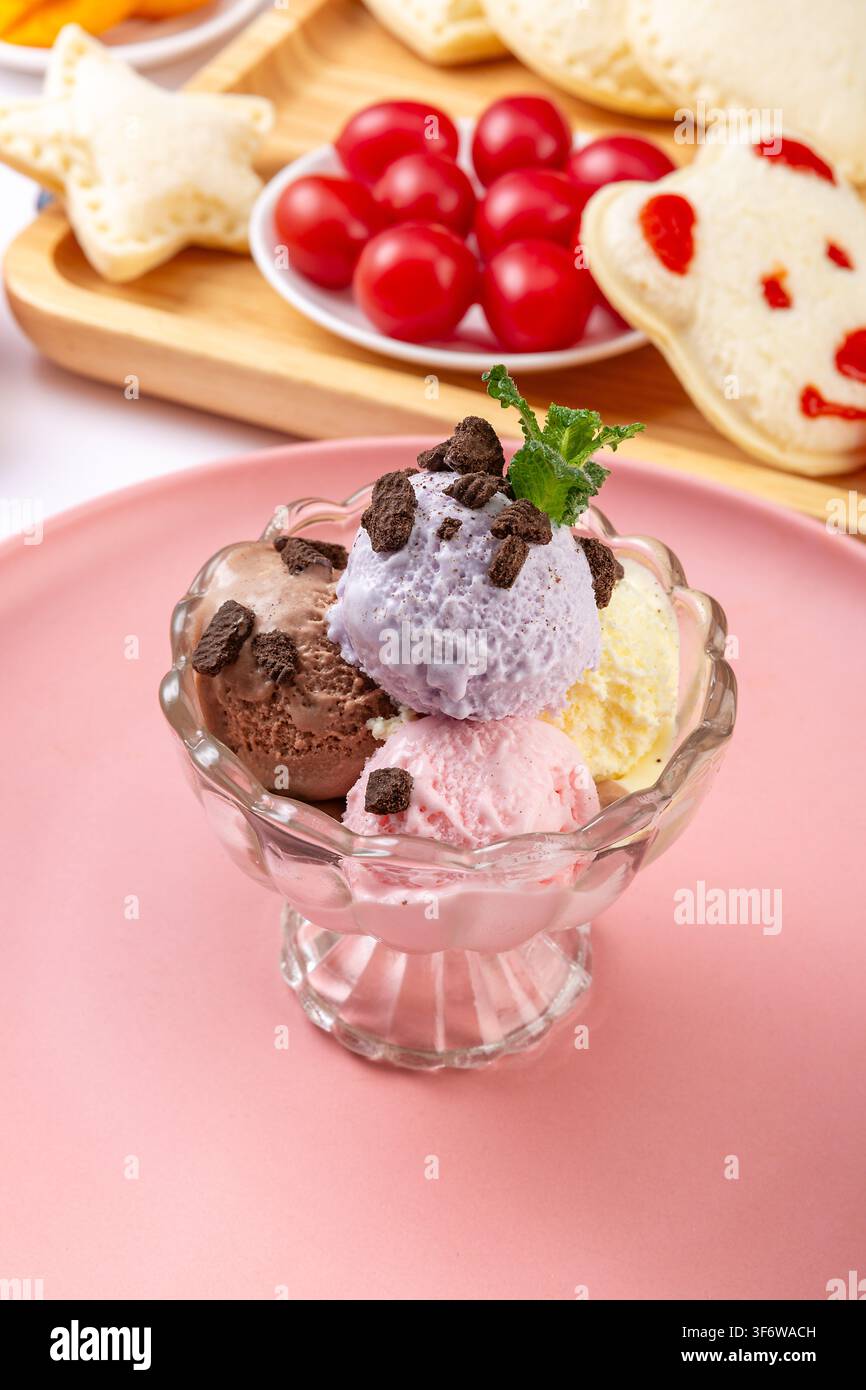 Cialde di gelato assortite ricoperte di briciole di biscotto e menta Foto Stock