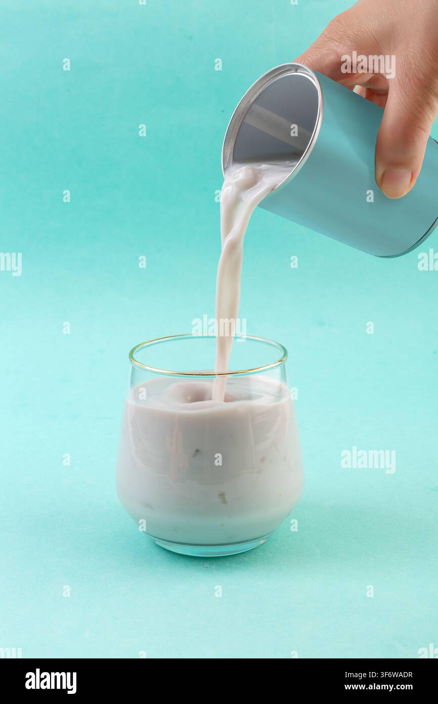 Dessert cremoso di budino di gelatina alla latte di cocco nel bicchiere Foto Stock