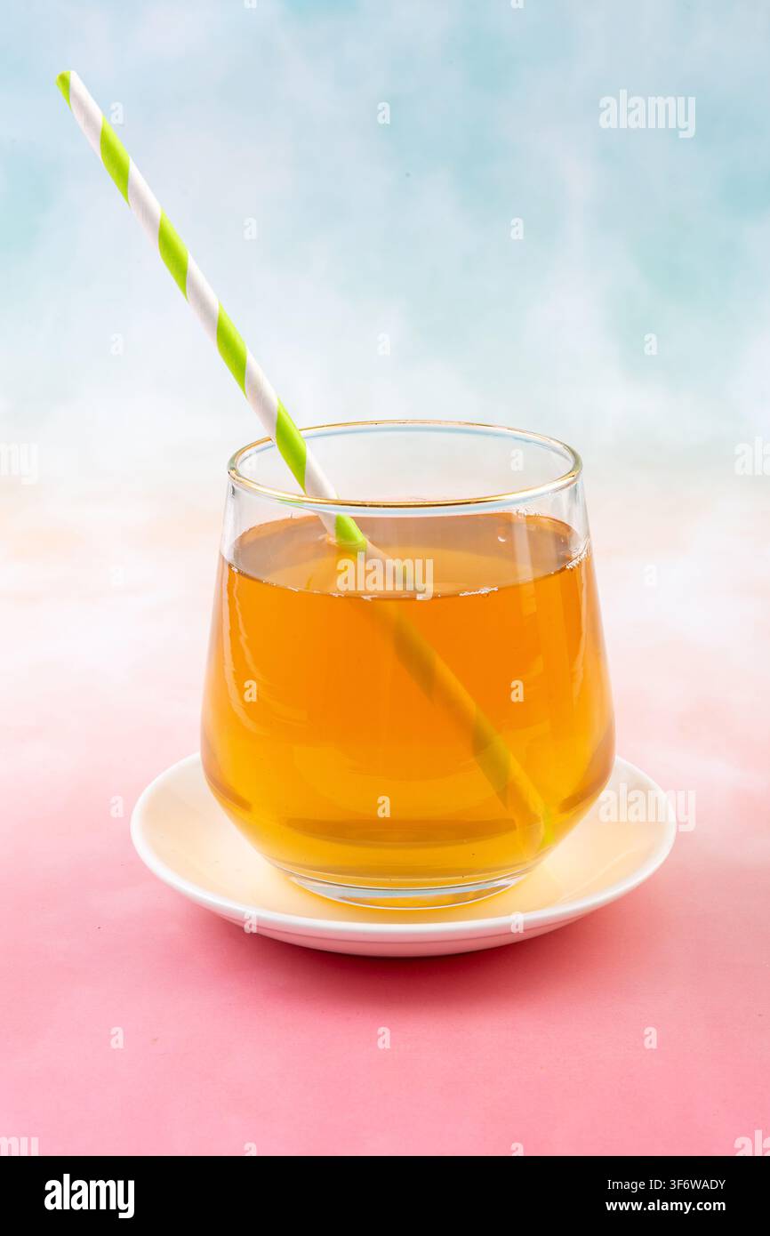 Bevanda rinfrescante di tè Oolong al limone servita con limone intero Foto Stock