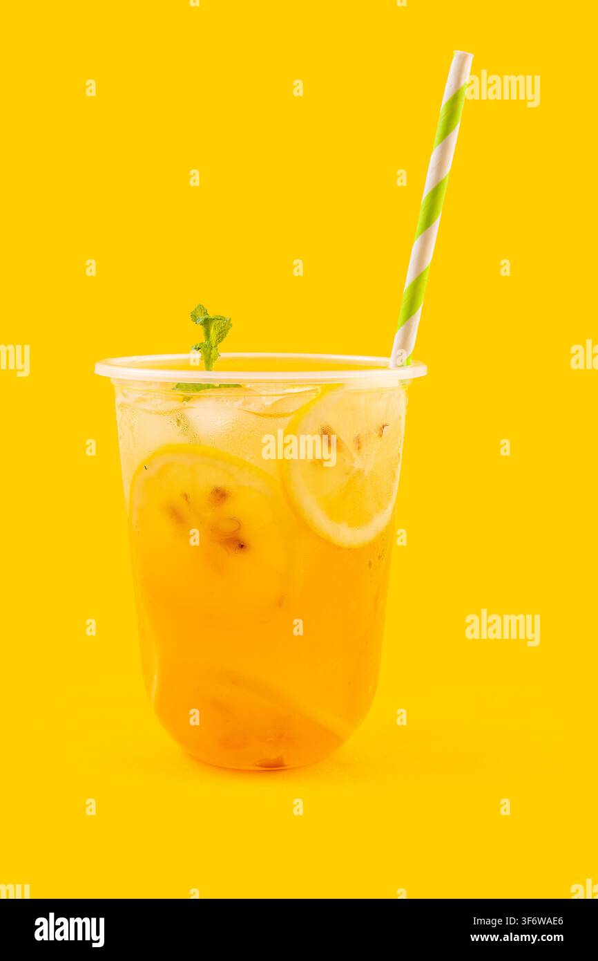 Bevanda rinfrescante di tè Oolong al limone con fette di limone fresche Foto Stock