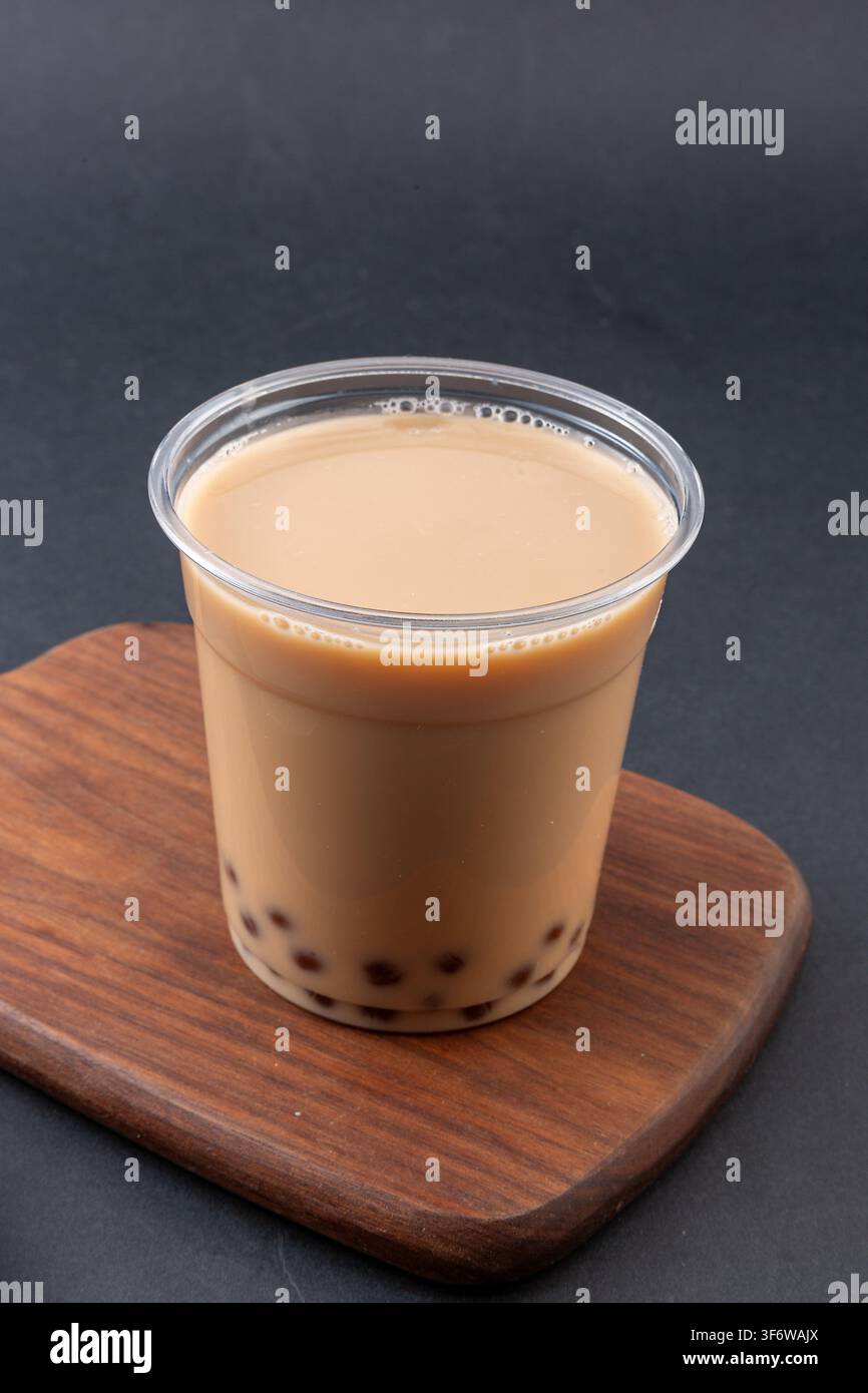Tè freddo con zucchero marrone Boba in tazza di plastica Foto Stock
