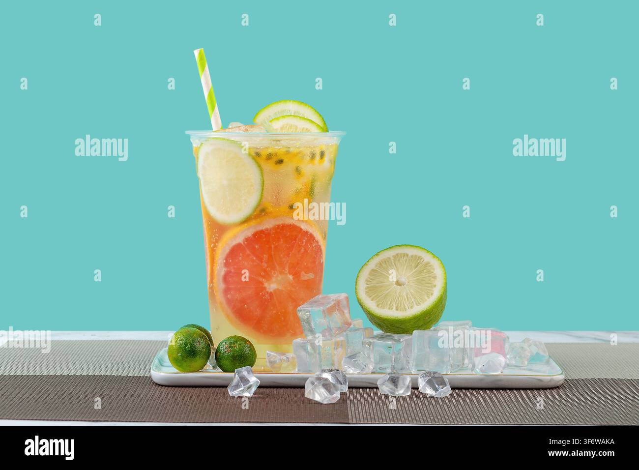 Bevanda gassata rinfrescante al pompelmo, frutto della passione e lime ghiacciata Foto Stock