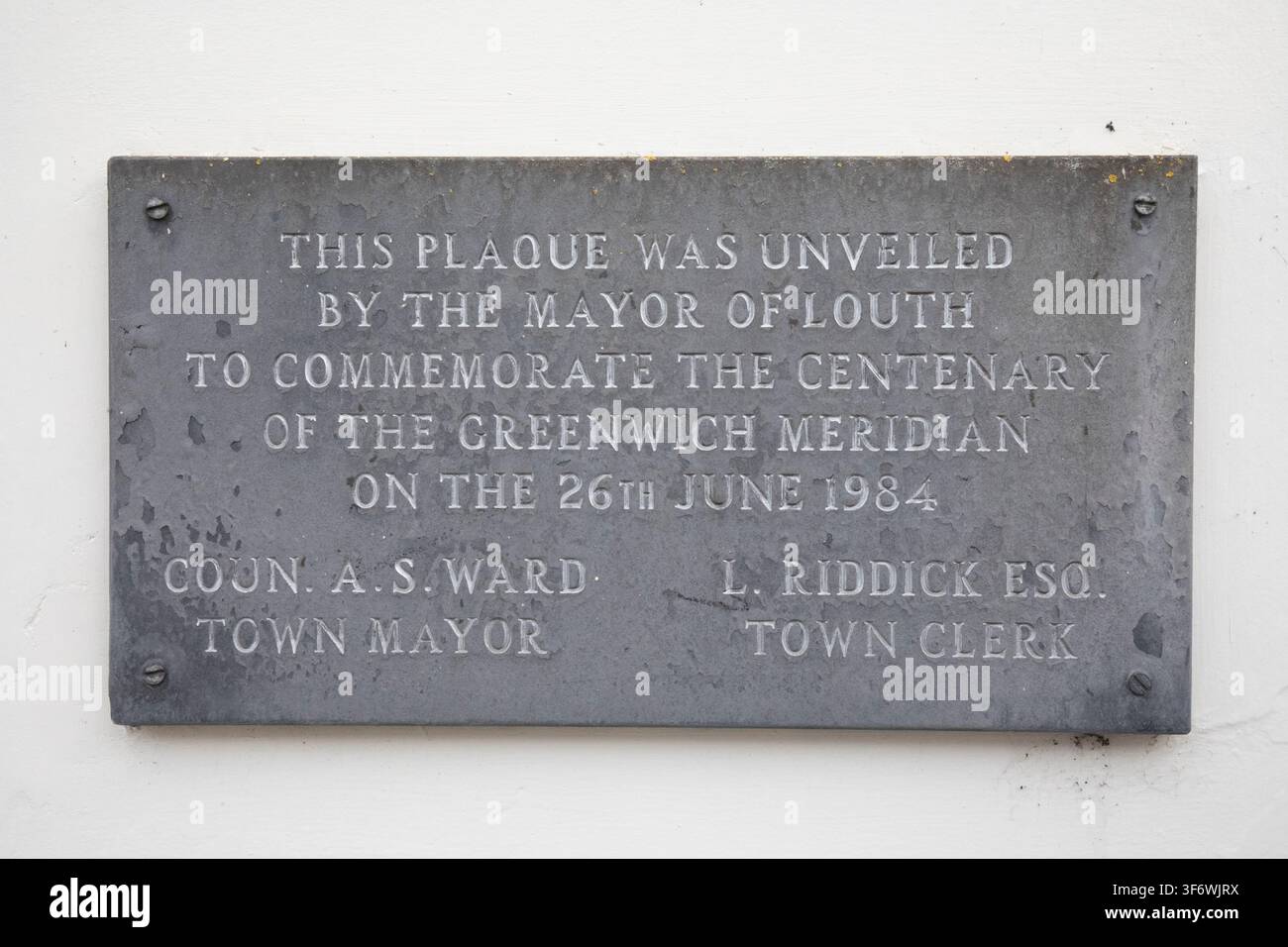 Placca commemorativa in pietra a Louth, Lincolnshire, Regno Unito, che segna il centenario della linea del meridiano di Greenwich, scoperta dal sindaco nel giugno 1984. Foto Stock