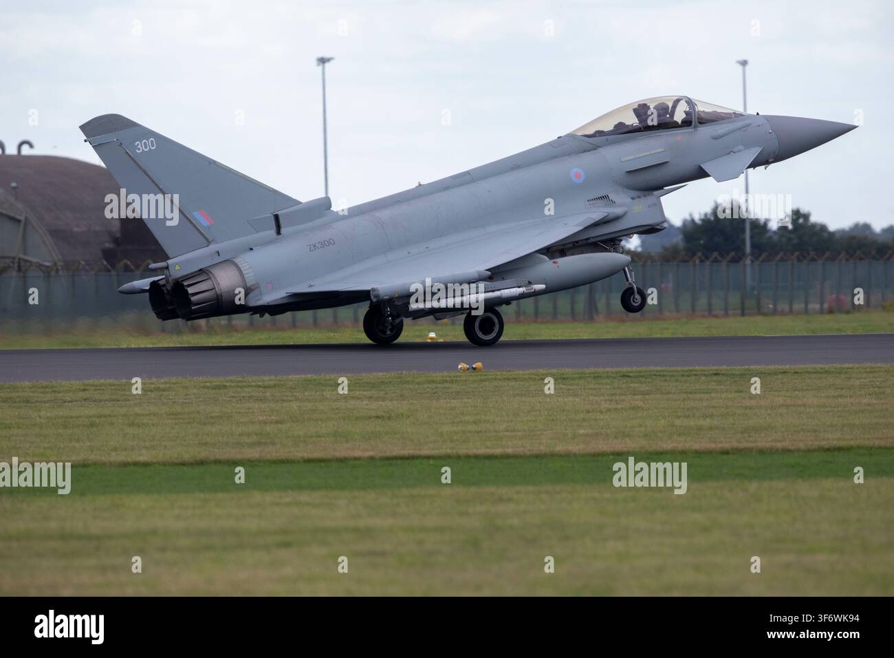 Jet militare Eurofighter Typhoon che si taxa su una pista di asfalto, accelerando per il decollo su un aeroporto durante un evento aeronautico. Foto Stock