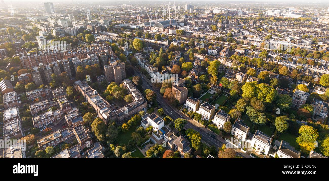 Vista aerea da Holland Park sul verdeggiante West Kensington verso il centro espositivo storico Olympia a Hammersmith, nella parte occidentale di Londra. Foto Stock