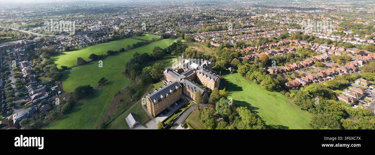 Una vista aerea dell'ex St Joseph's College a Mill Hill, Londra, ora trasformato in appartamenti residenziali dalle sue radici missionarie. Foto Stock