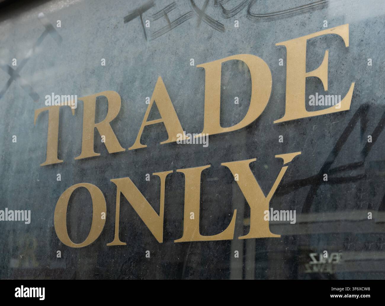 Un cartello "Trade Only" a Hatton Garden di Londra, il centro del commercio di gioielli, che limita l’accesso ai professionisti della vendita all’ingrosso. Foto Stock