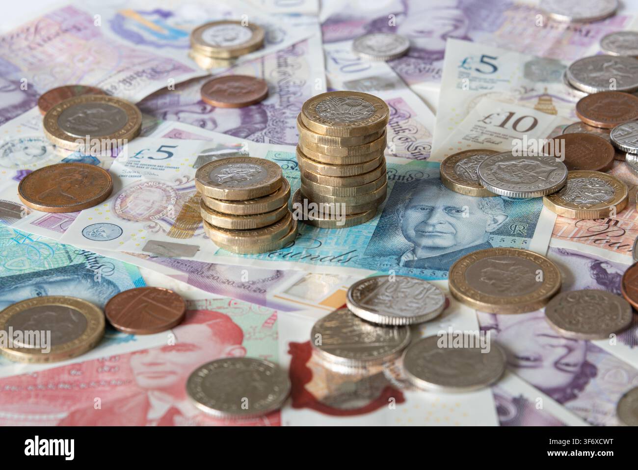Banconote e monete in sterline britanniche Foto Stock