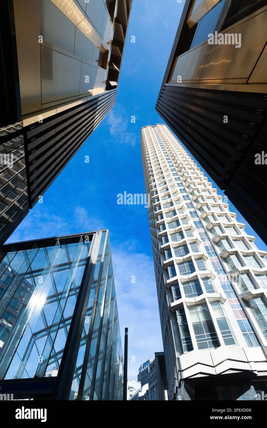 Una vista a livello di verme della torre iconica Centre Point di Londra dal moderno complesso Outernet London alla stazione di Tottenham Court Road. Foto Stock
