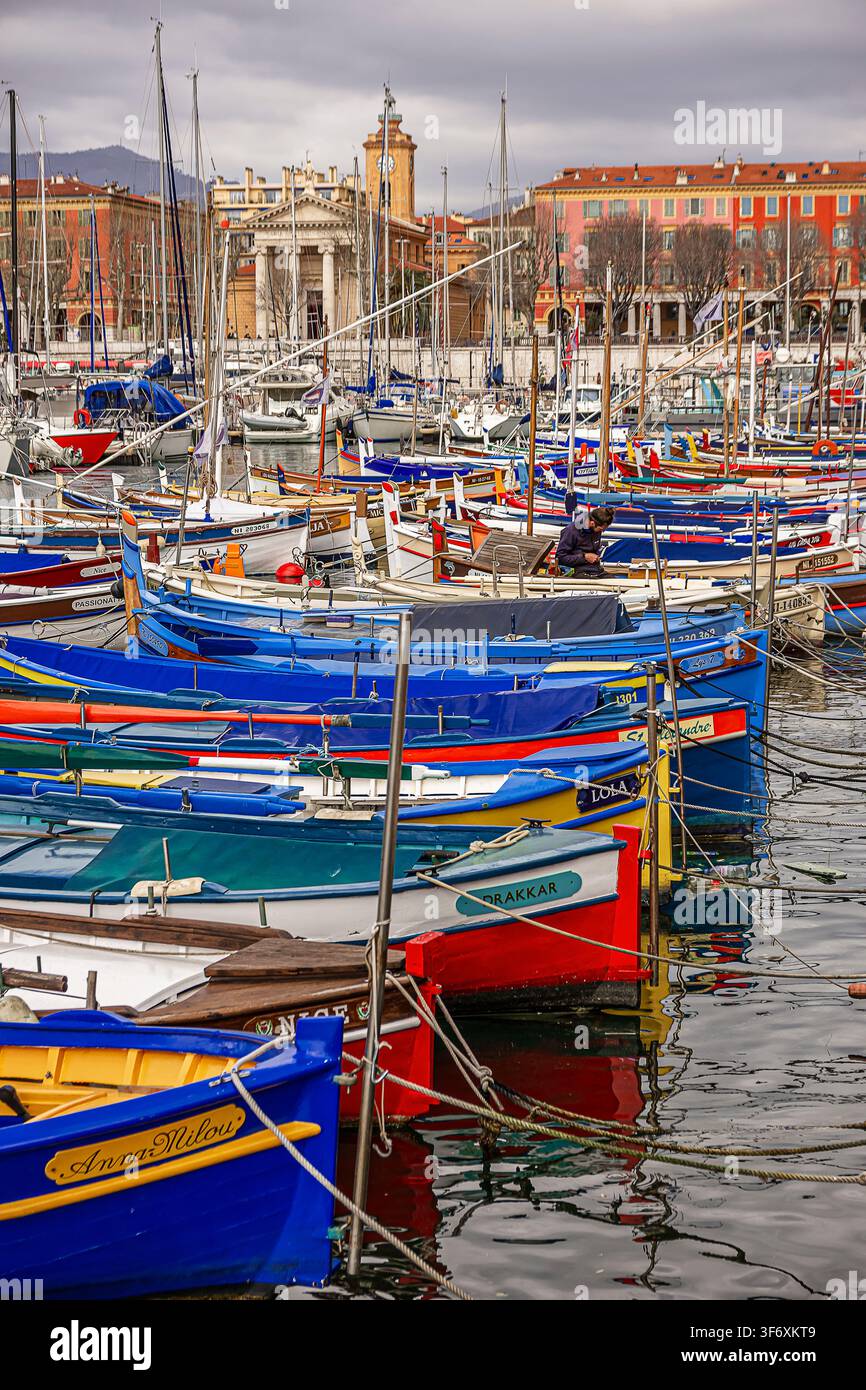 Barche colorate ormeggiate nel porto di Nizza Foto Stock