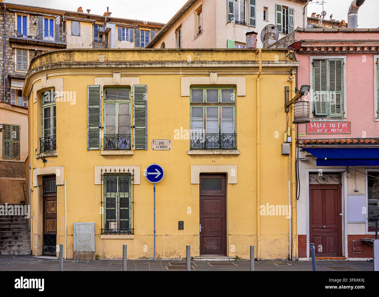 edifici vintage in colori pastelli a Nizza Foto Stock