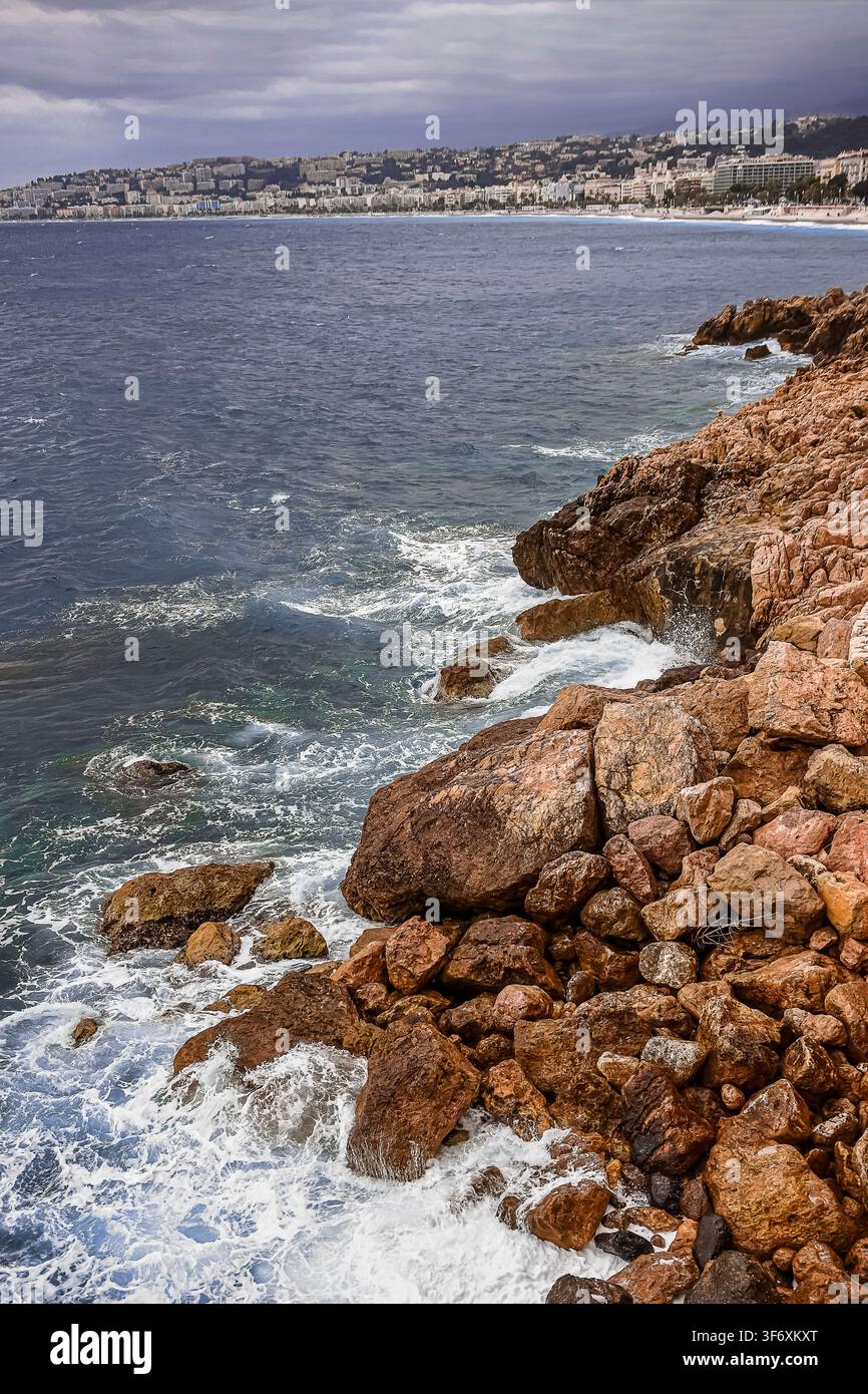 La costa di Nizza in una giornata nuvolosa Foto Stock