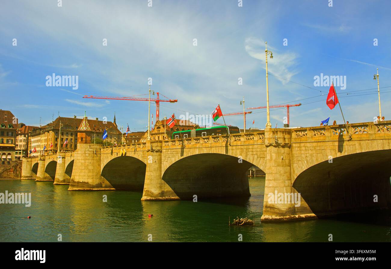Basilea, Svizzera. Ponte Medio (conosciuto anche come il ponte Medio) Aperto originariamente intorno al 1226, è uno dei più antichi passaggi permanenti sul Reno Foto Stock