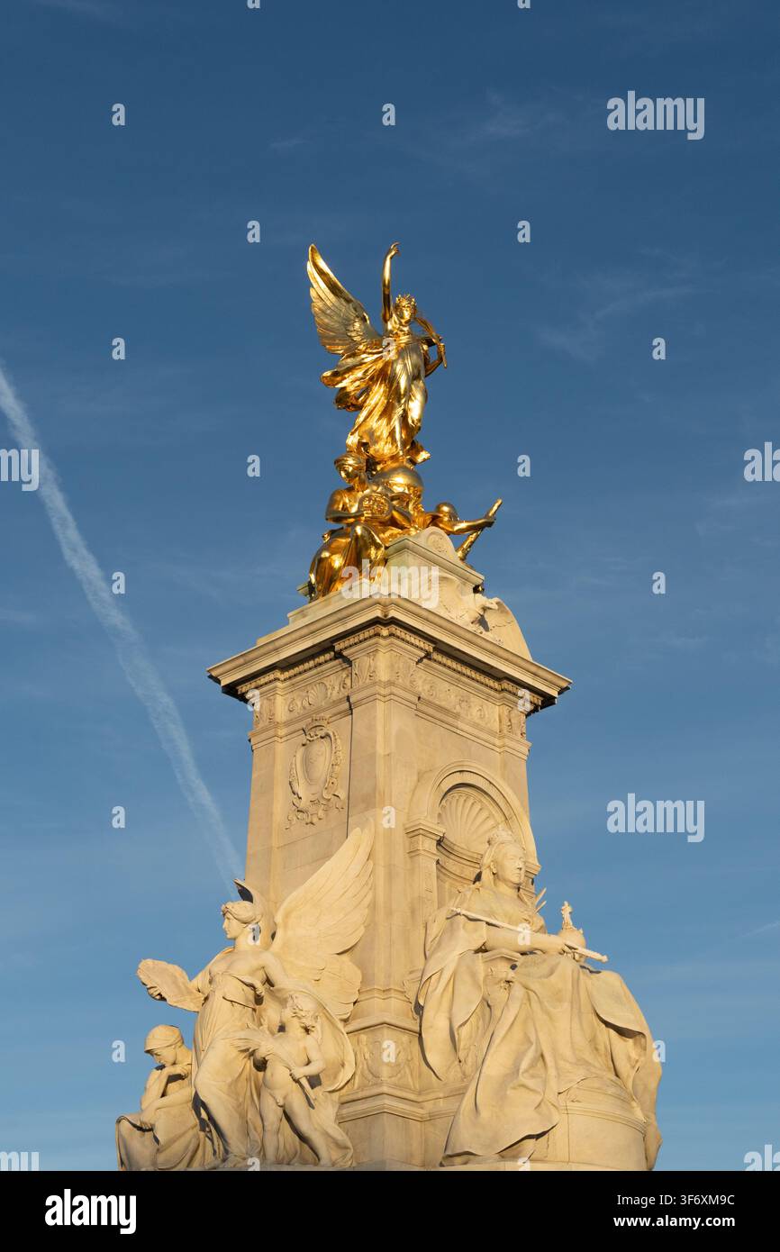 Il Victoria Memorial, situato fuori dal Buckingham Palace di Londra, commemora il regno della regina Vittoria con questa statua dorata. Foto Stock
