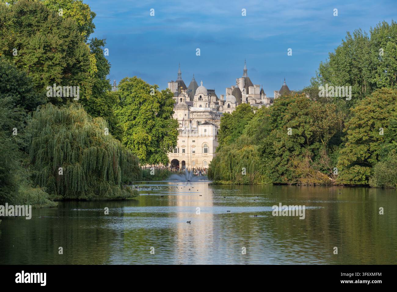 L'iconico edificio di Horse Guards, sede storica dell'esercito britannico, visto dalle tranquille acque del lago di St. James's Park a Londra. Foto Stock