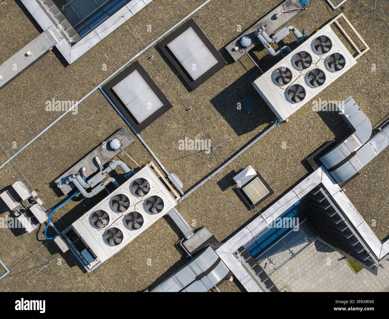 Vista aerea del tetto di un centro dati AI con unità HVAC industriali e sistemi di ventilazione a Cracovia, Voivodato della Piccola Polonia, Polonia. Foto Stock