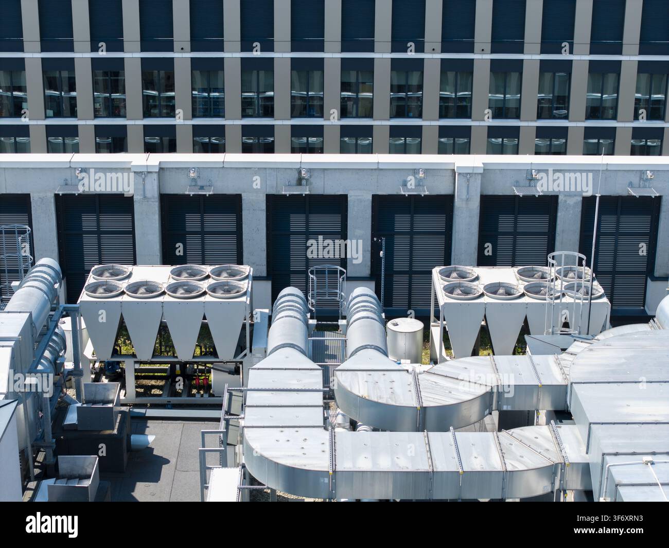 Vista aerea delle unità di raffreddamento e dei sistemi di ventilazione sul tetto di un data center AI a Cracovia, Voivodato della Piccola Polonia, Polonia. Foto Stock