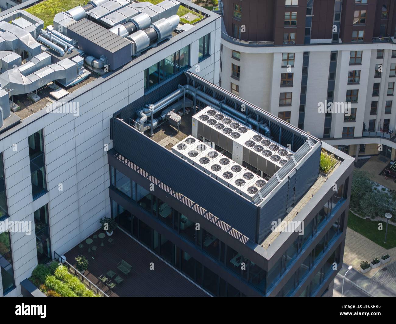Veduta aerea del tetto di un edificio moderno con grandi unità di raffreddamento HVAC e sistemi di ventilazione a Cracovia, Voivodato della Piccola Polonia, Polonia. Foto Stock