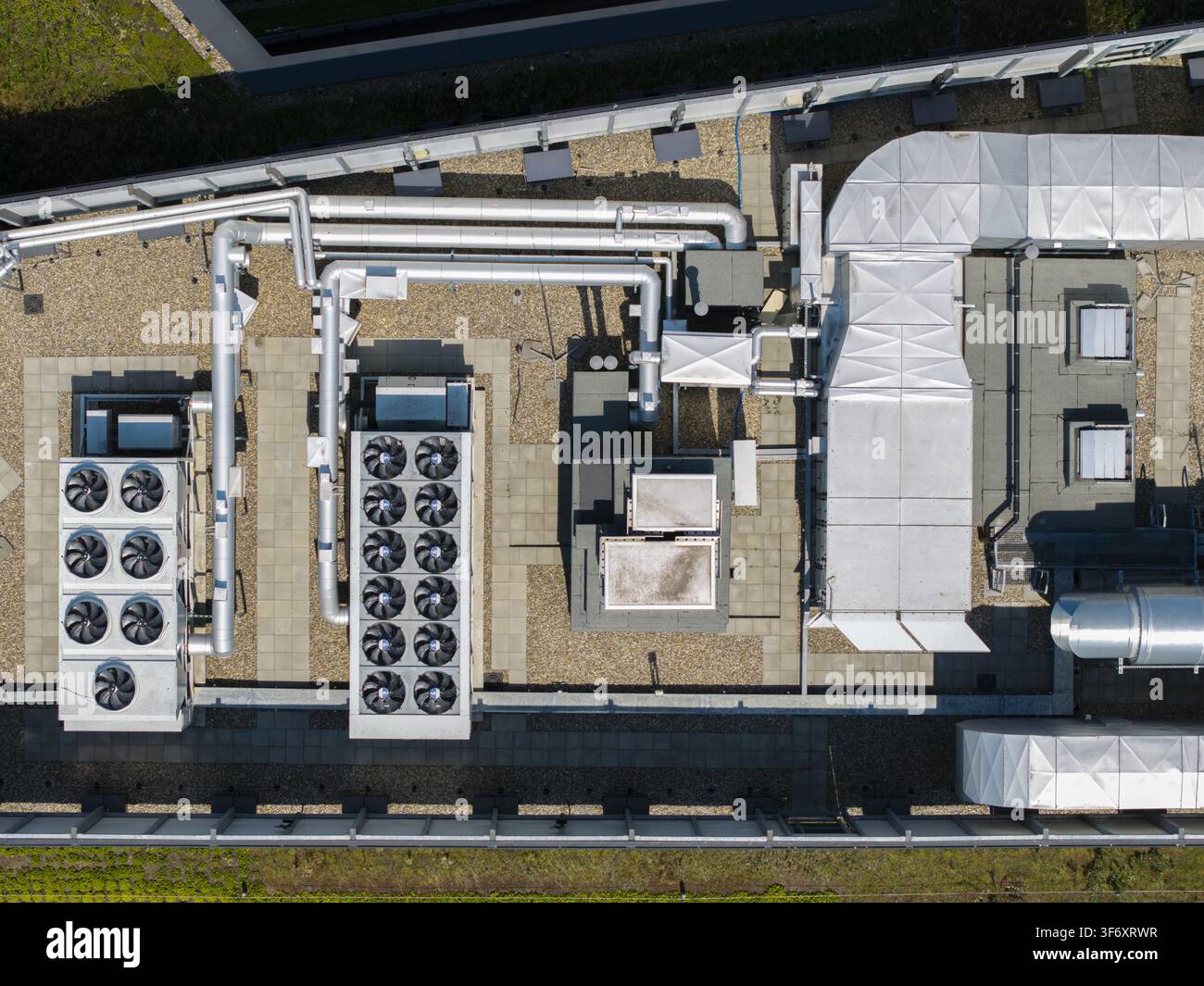 Vista aerea del tetto di un data center AI con unità di raffreddamento HVAC industriali, tubi di ventilazione e infrastruttura metallica a Cracovia, Piccola Polonia Foto Stock
