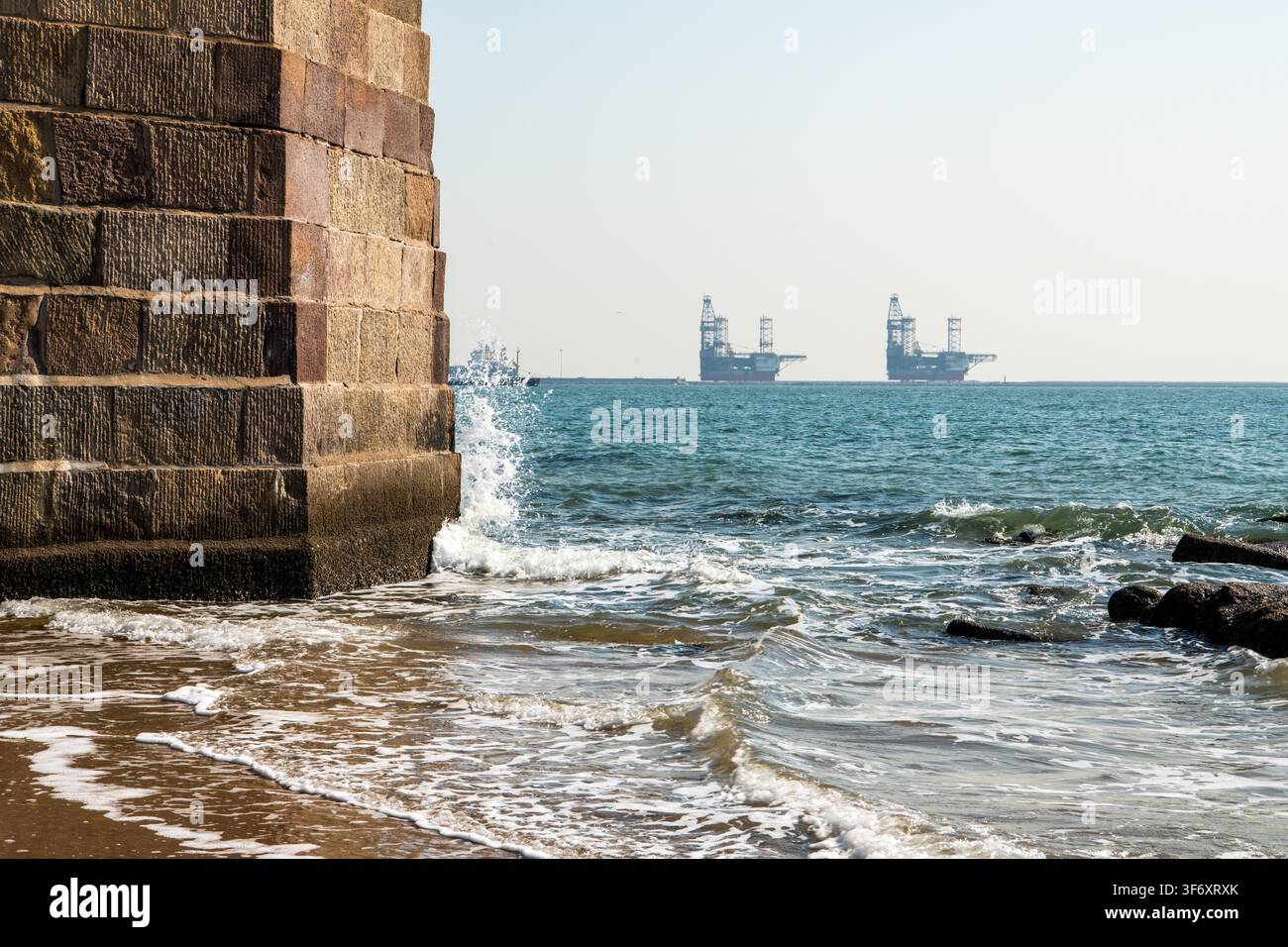 Navi per l'ingegneria marina, gru portuali e infrastrutture costiere sul Mar Bohai viste da Laolongtou a Shanhaiguan, Qinhuangdao, Hebei, Cina Foto Stock