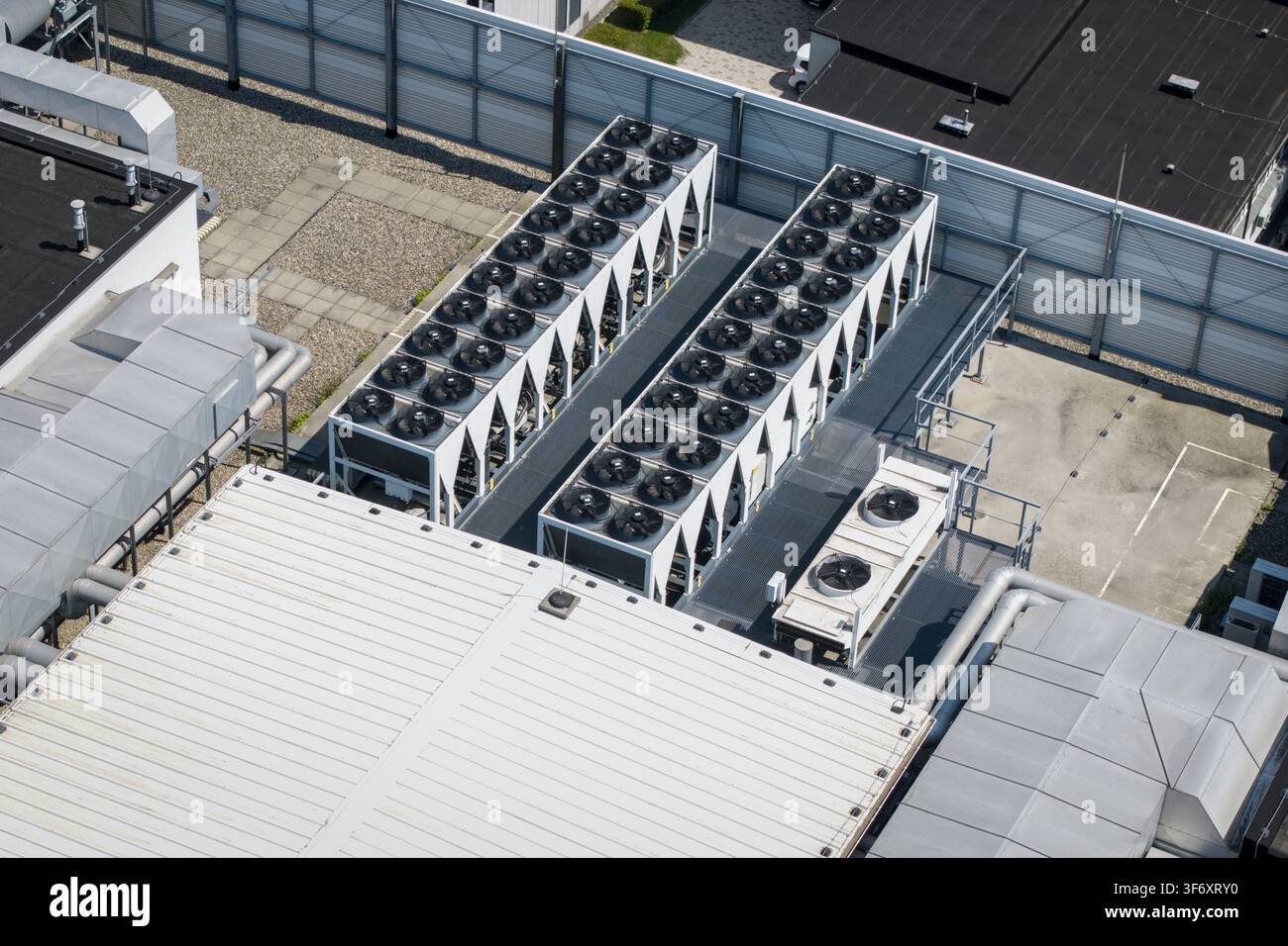 Vista aerea delle unità di raffreddamento sul tetto di un centro dati di intelligenza artificiale a Cracovia, Voivodato della Piccola Polonia, Polonia. Foto Stock