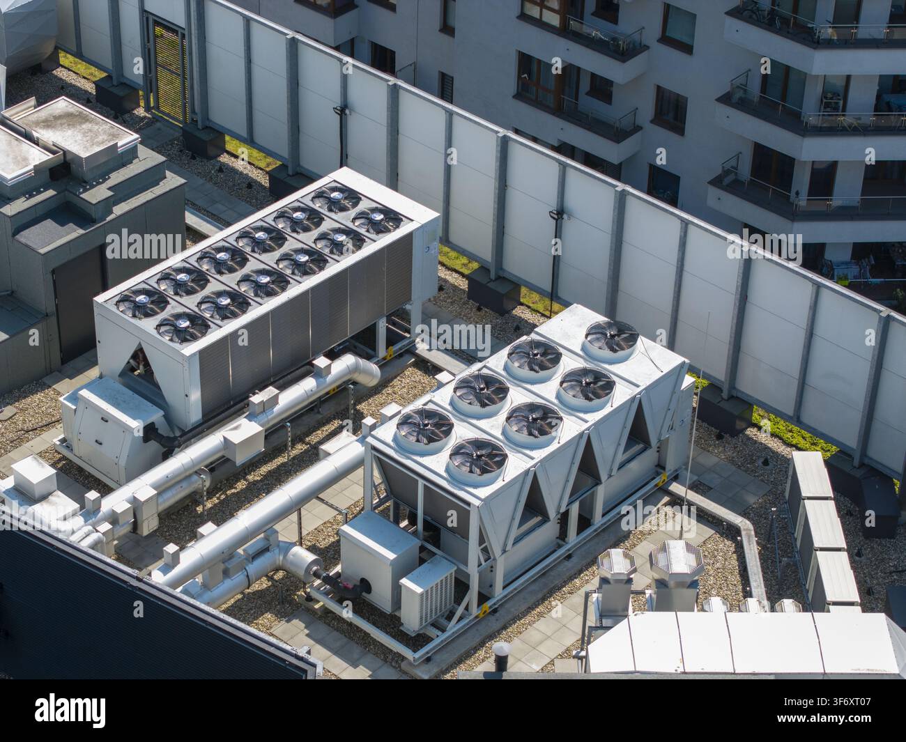 Vista aerea di unità di raffreddamento industriali su un tetto, probabilmente parte di un data center AI, con architettura moderna dell'edificio a Cracovia, Voivodato della Picchia Polonia Voi Foto Stock